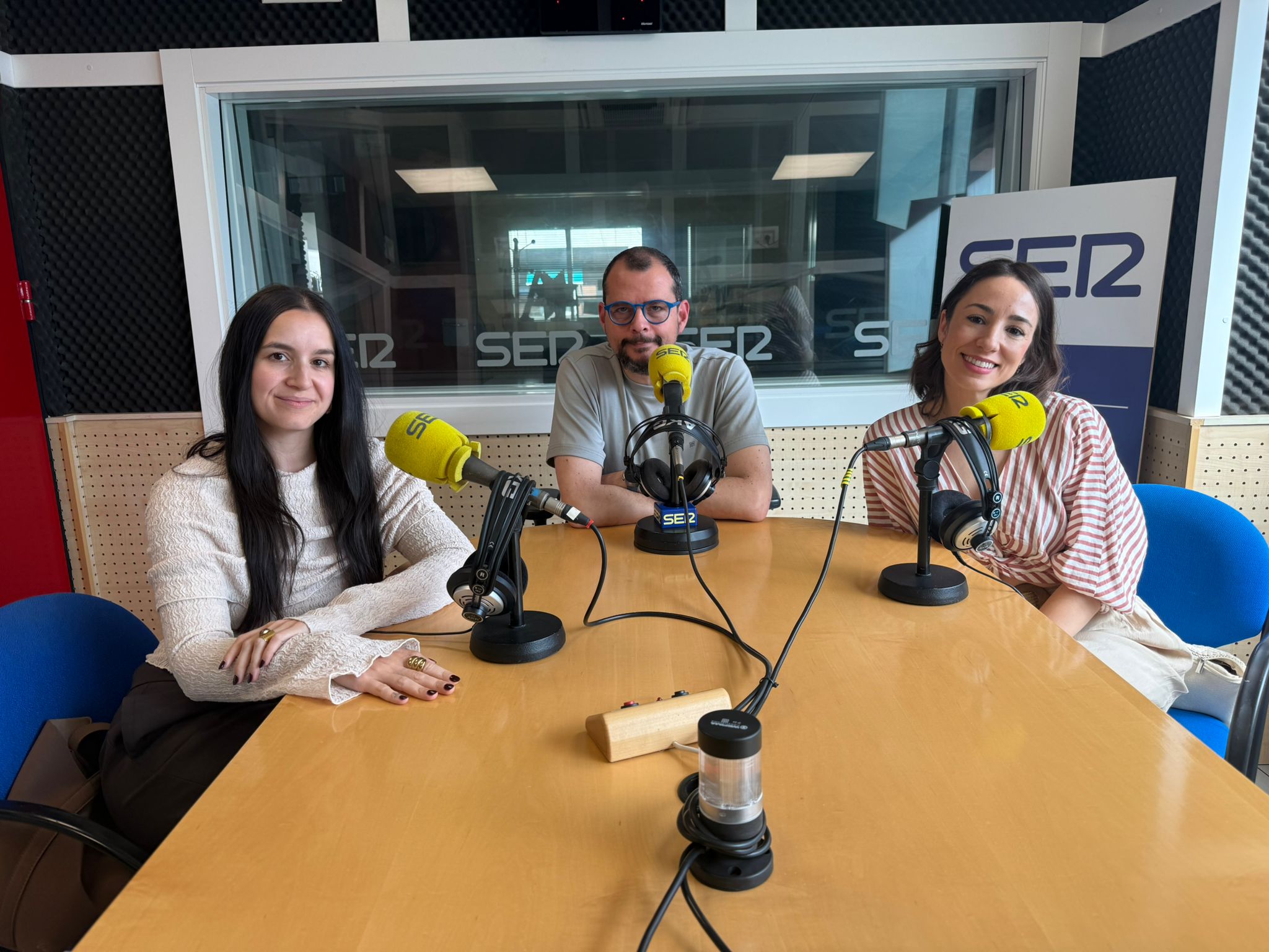 Dos socias de Sarandonga durante una entrevista en los estudios de Cadena SER