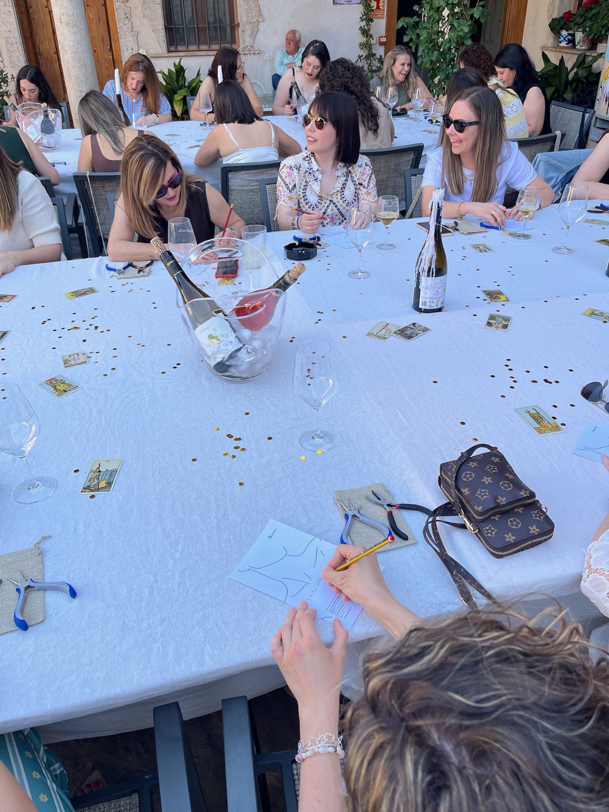 Grupo disfrutando de Tarot, Joyas y Vino